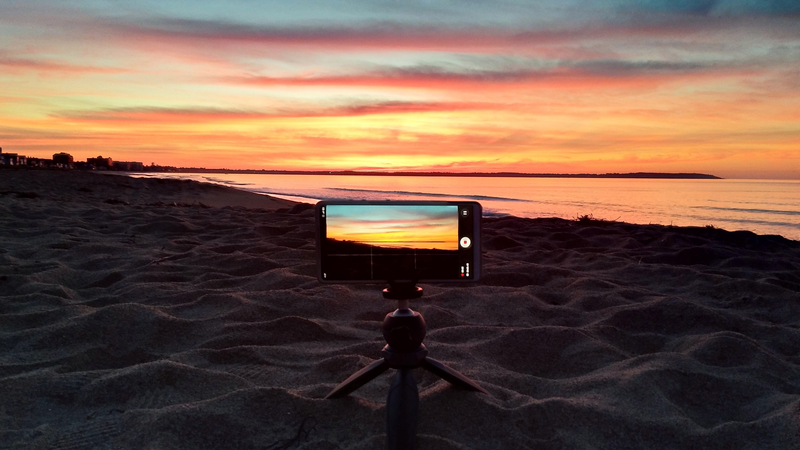 phone-during-the-sunset-with-sky_800